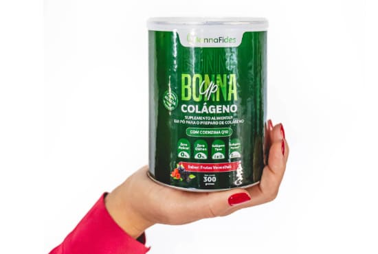 Mão segurando uma lata de Bonna Up Colágeno